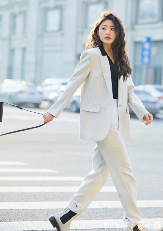 亮色系 “西装”别再搭配牛仔裤了,今年流行“成套穿”,简单大气有气场