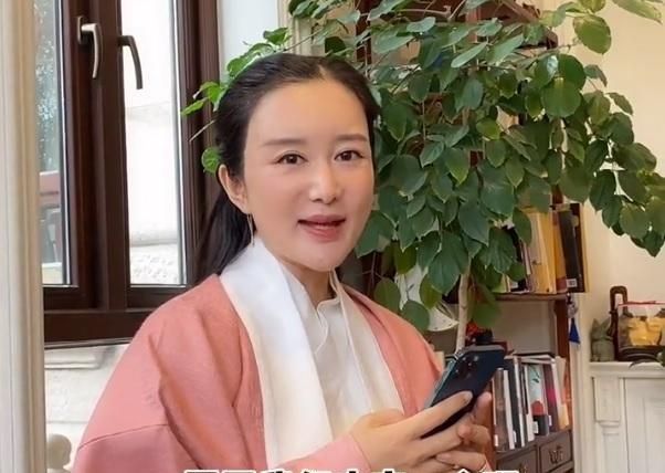 毛毛躁躁|张纪中陪夫人练书法:4个大字毛毛躁躁,洒脱但缺少书法气度