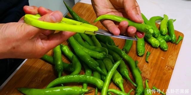 腌辣椒时,不要先加盐,多加1步,辣椒爽脆更入味,放半年不会坏!