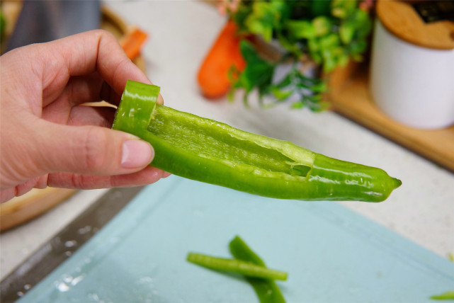  年夜饭上加盘“一帆风顺”，几个青椒蒸一蒸，鲜香解馋，寓意好