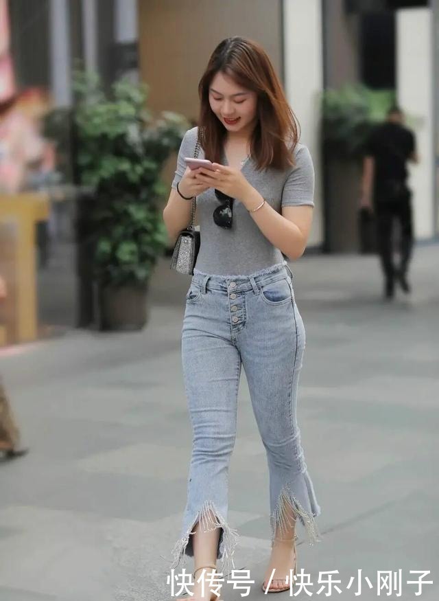 半身裤 黑色露腰长袖搭配蓝色牛仔打底裤,偏职业风格,温柔而优雅