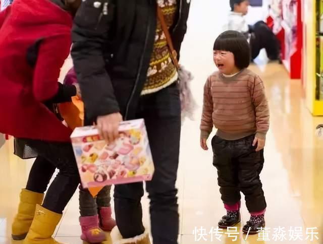 斗智斗勇|4岁女儿在商场撒泼,父女俩僵持了三个小时,网友直呼:真烧脑子