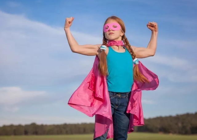 父亲|90后辣妈带娃外出,父亲身高让路人感觉匪夷所思:我眼花了