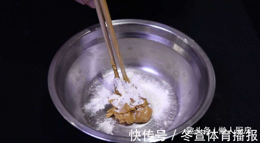 面粉|花生酱不只是调味品,配上面粉做的花生酥,一口一个吃着太香了