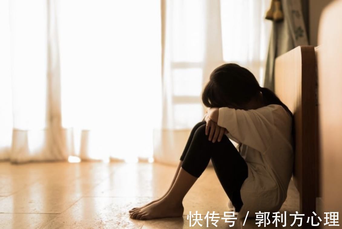 大人|妈妈在地铁里让孩子当众下跪,父母粗暴惩罚对孩子的伤害有多大?
