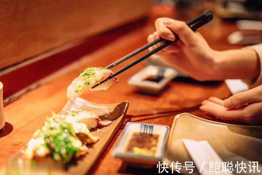 喝酒&饭局上,有这2个细微动作的人,说明城府太深,别深交,能避则避