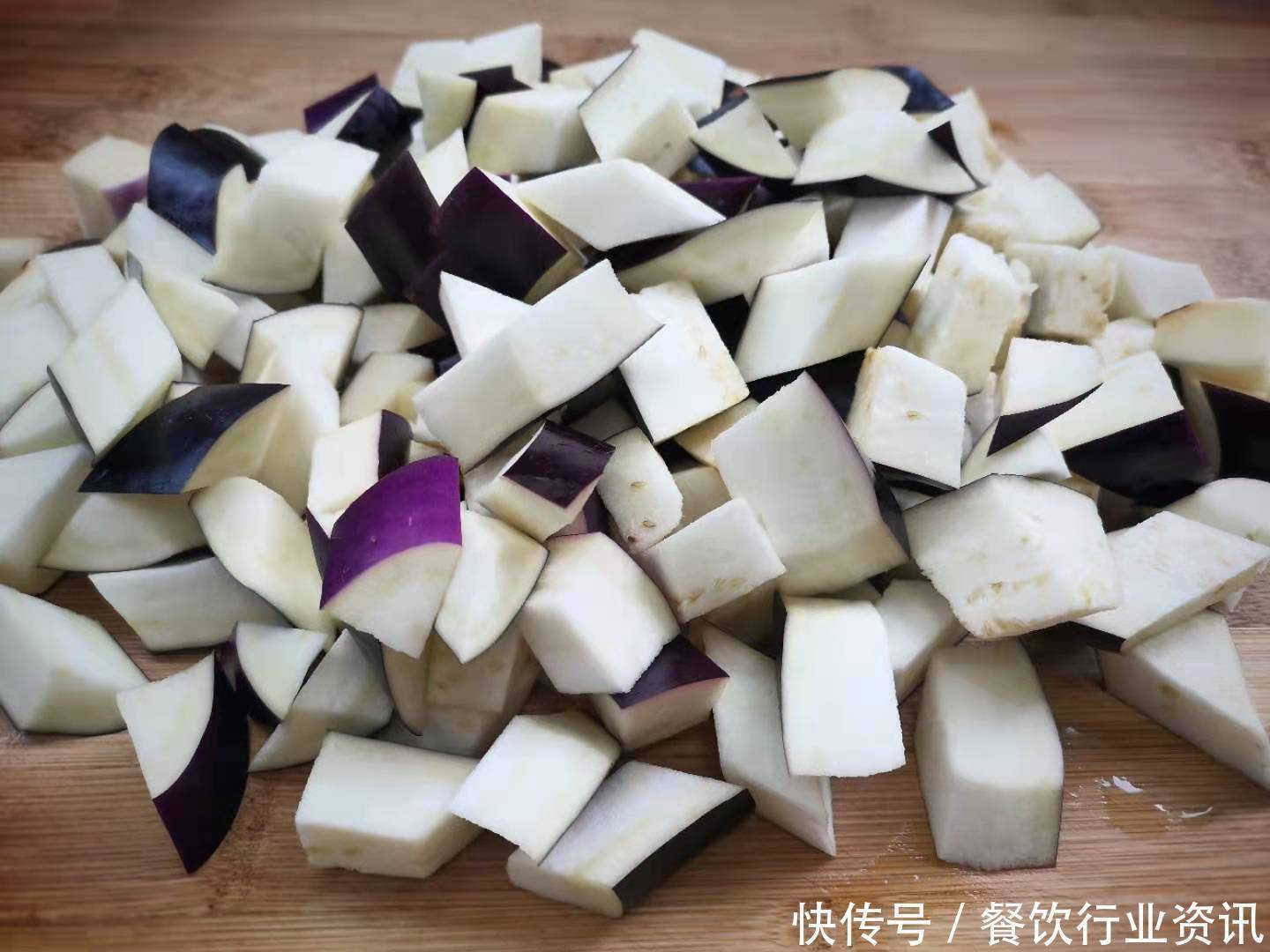 肉末蒸茄子|大热天,儿子最馋这菜,蒸一蒸10分钟出锅,开胃下饭,好吃不贵