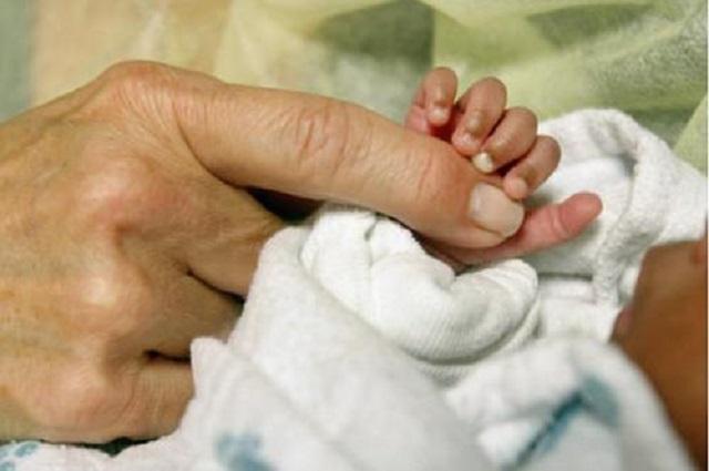 宝宝|最“拽”宝宝红了，出生19个小时后比摆一个手势，网友：是个狠人