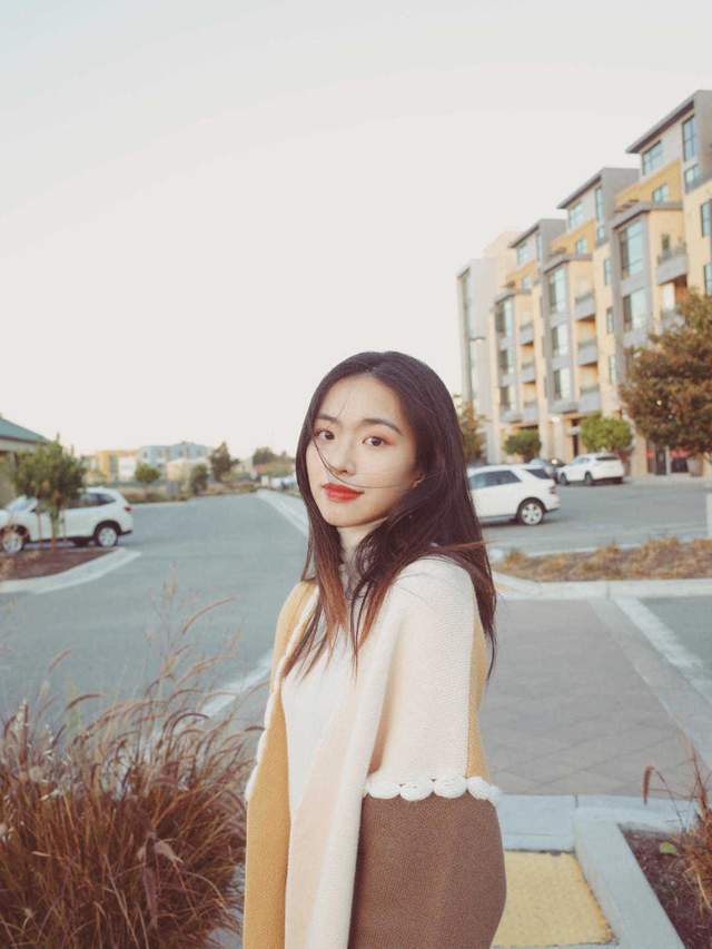 针织衫|25、35岁的韩系穿搭技巧分享,针织衫搭配百褶裙,精致高级又优雅