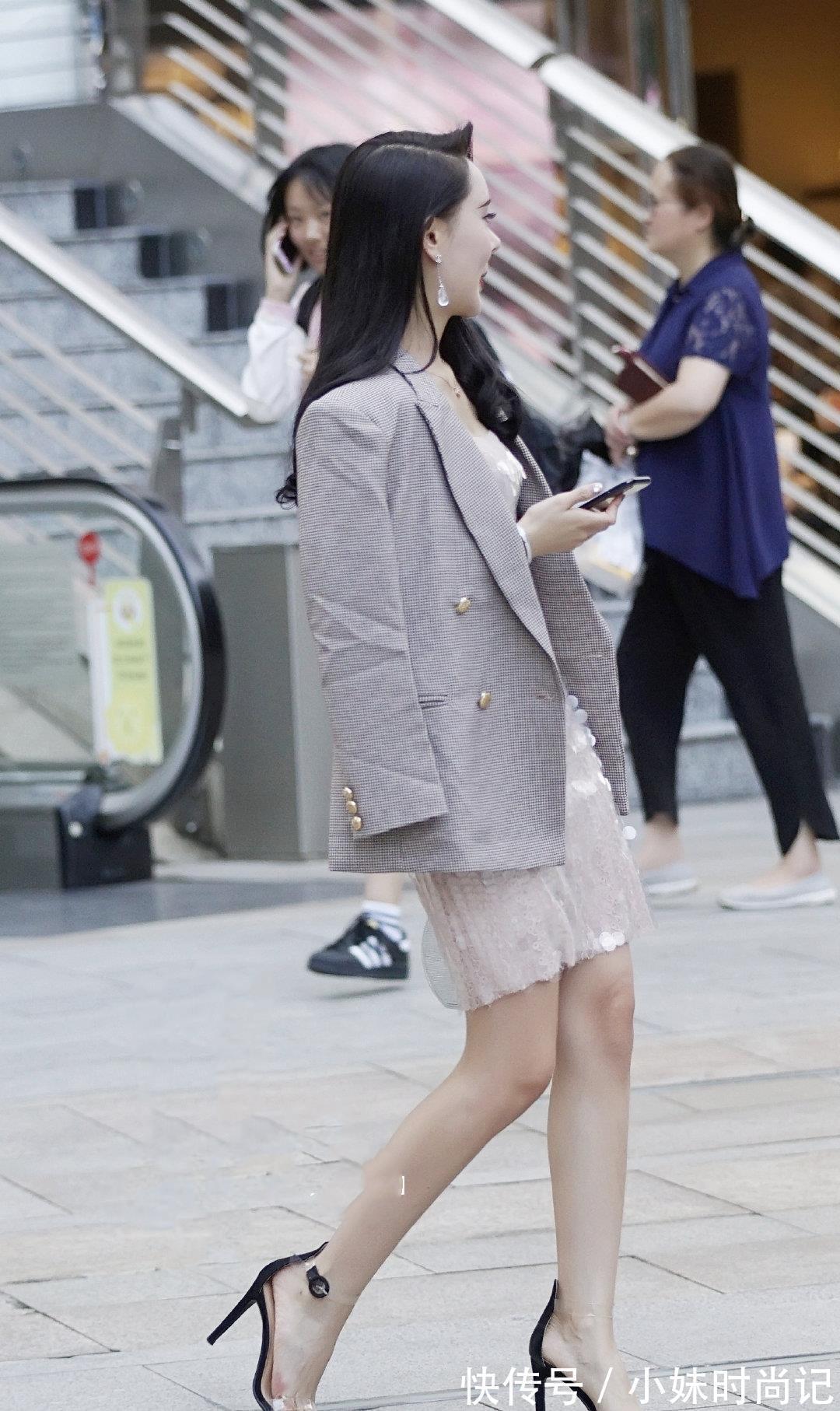 气质|时尚穿搭：西装搭配亮片吊带连衣裙，更能体现职业女性的气质