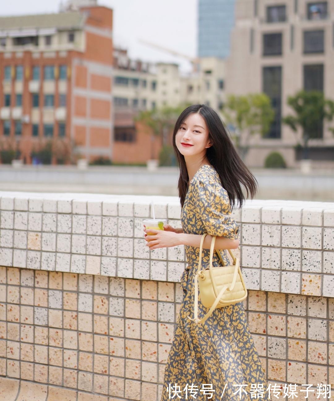 小量感|碎花那么美,为什么你穿就是显老气?看看这些穿搭技巧你就明白了