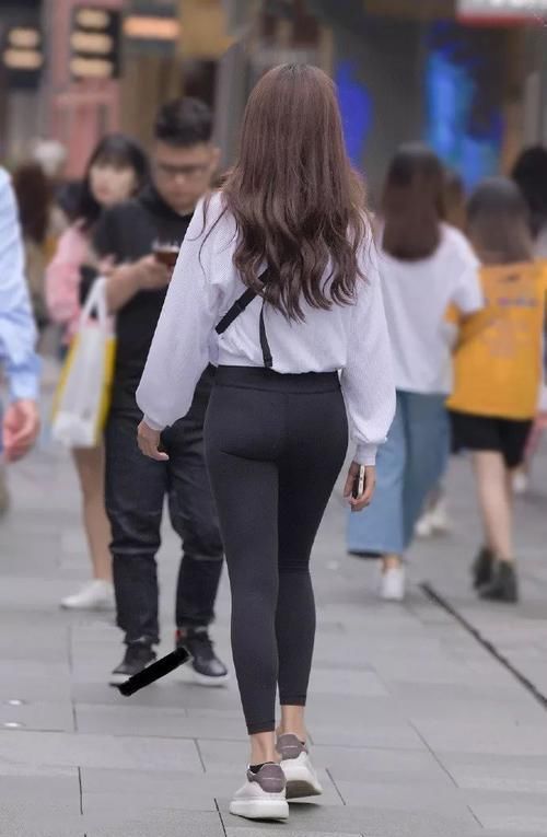 瑜伽|路人街拍卫衣配瑜伽裤的小姐姐,经典黑白风,修身又时尚