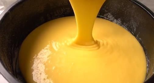 不用烤箱,不用打蛋器,教你做蓬松的金黄色蛋糕