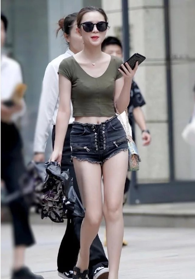 街拍:白色的外套搭配白色半身裙,小美女显得非常的清爽