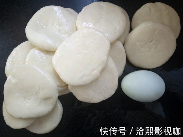 超快手的早餐油炸饼,开水一烫,空心鼓泡,外脆内软比油条还好吃