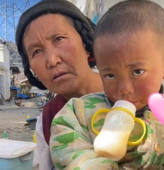 姨妈|2岁“没妈男孩”,大冬天光脚走路,姑姑:每次他想妈时就到我这