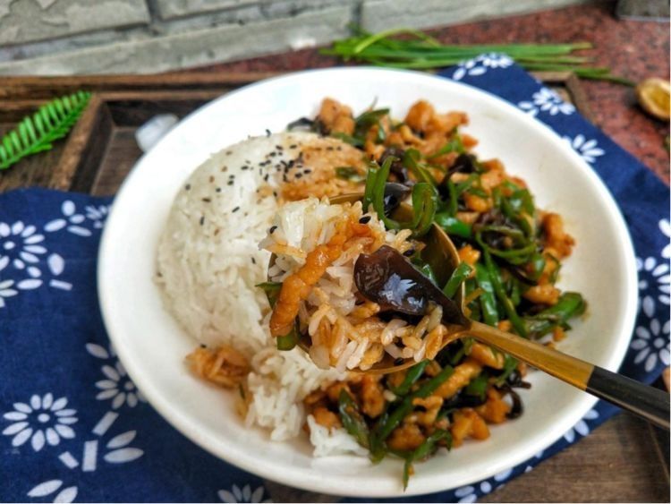 家常猪肉青椒盖饭，自己做一点也不难，饭菜一锅出