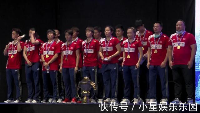 石宇奇|太振奋!张军高高举起苏迪曼杯,全队上台挂金牌,目送国旗升起