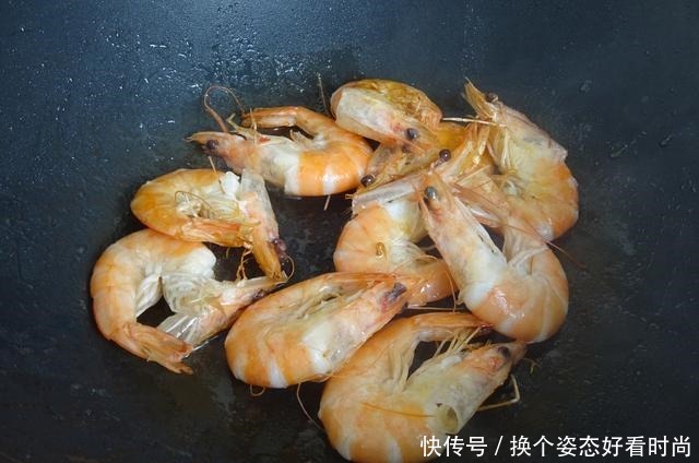 天冷了,三餐都要认真做,晒下我家的晚餐,两口人的餐桌,温暖!