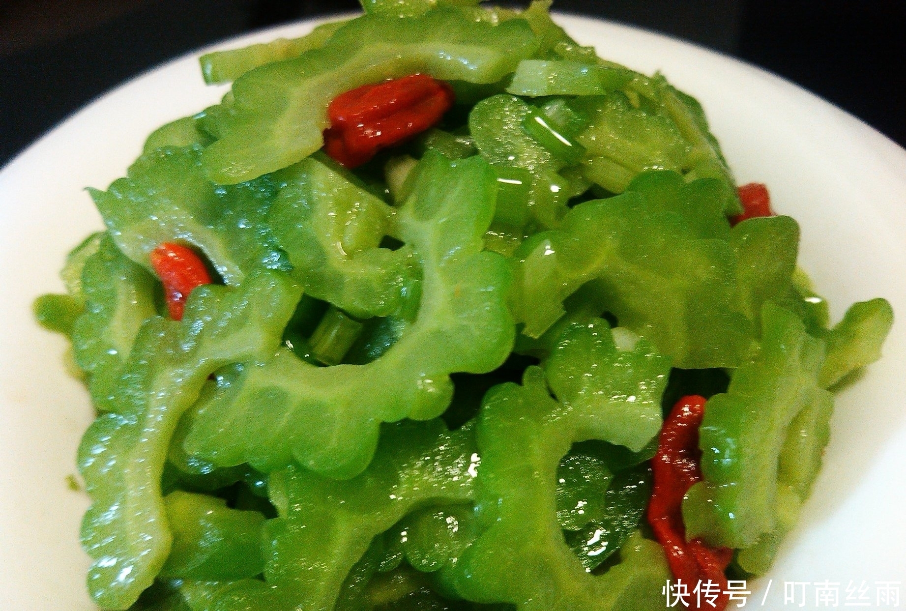 苦瓜加一物,每天睡前喝一杯,排除黑臭宿便、小腹变平坦