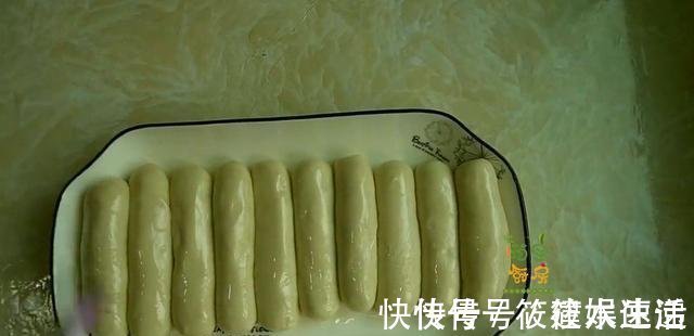 柔软|这是我见过最简单的烙饼,一擀一折,有菜有蛋,柔软筋道真解馋