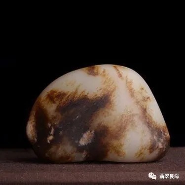 68万元的赌石切开后不是翡翠 谁该为这块翡翠原石买单