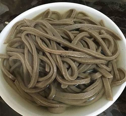 去鄉下探望婆婆,她做的一桌菜讓我下不了口,嘗一口后,卻吃到撐