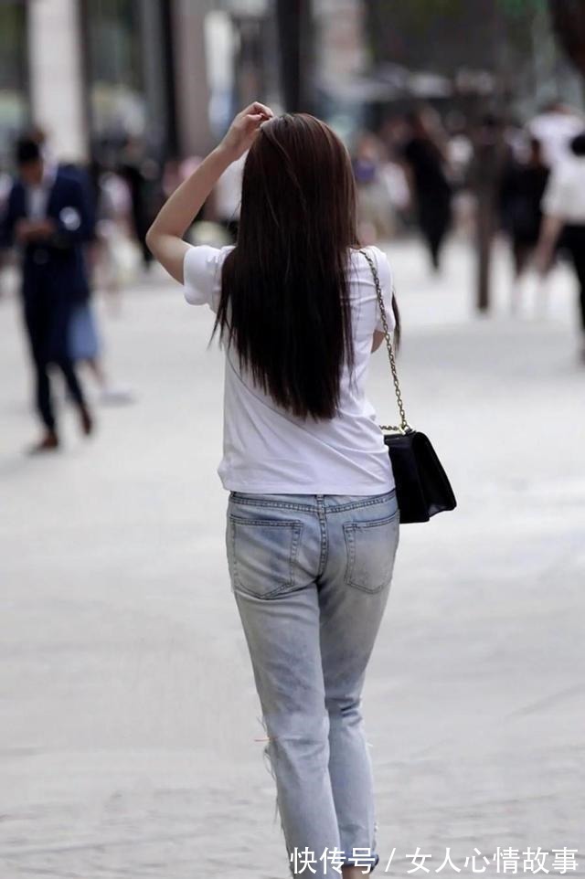 t恤 白色t恤+另类断腿牛仔裤,高挑瘦瘦瘦,充满个性!