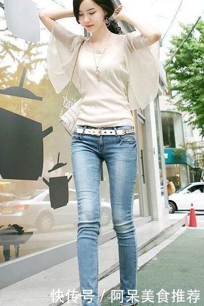 轻松|街拍:紧身牛仔裤美女,轻松地穿出性感女人味