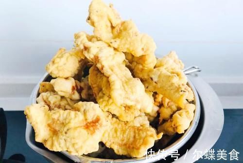 炸酥肉时,只用淀粉和鸡蛋是错的,记住1个小妙招,酥肉香酥不腻