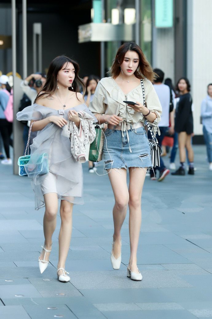 街拍:图5美女清新甜美微微笑,碎花短裙少女心,大气婉约玲珑身