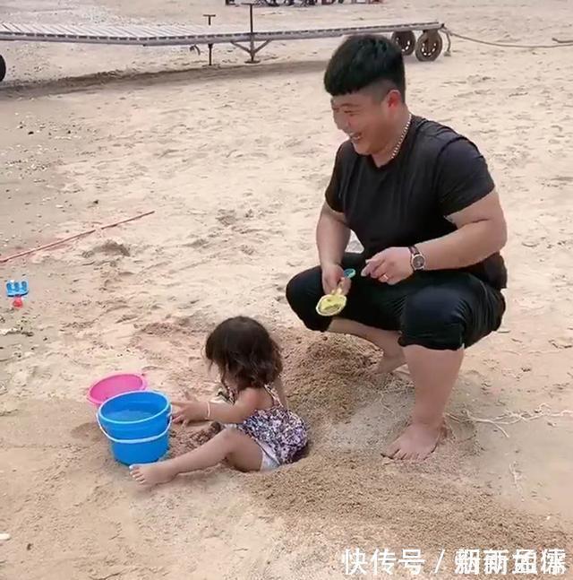 我是谁|“佛系爸爸”带女儿玩沙子,亲手给女儿挖坑,网友是亲爹吗
