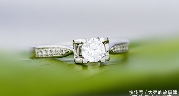 铂金和18K金哪个更有优势？婚戒选哪种材质美观大气？