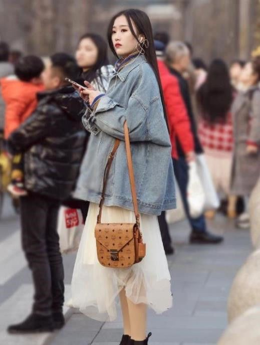 十足|街拍:千娇百媚的微胖美女,身材娇好,御姐范十足