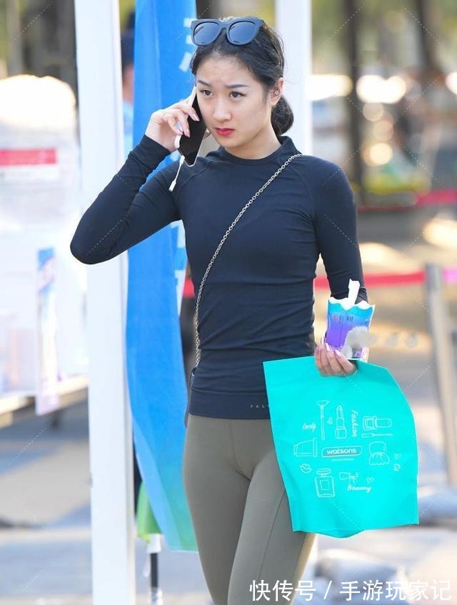 百搭 黑色上衣搭配草绿色瑜伽裤,运动休闲,舒适百搭!