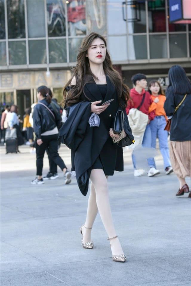 街拍有点酷酷的小美女,大大的墨镜,时尚又靓丽