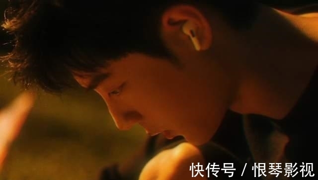 肖戰晚上放風箏,工作室發9宮格帥照,網友:期待一個vlog!