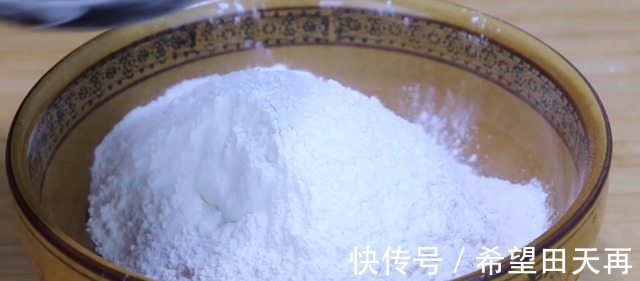 油炸|面粉别烙饼了,加一把芝麻,酥脆可口,香甜营养,孩子抢着吃!