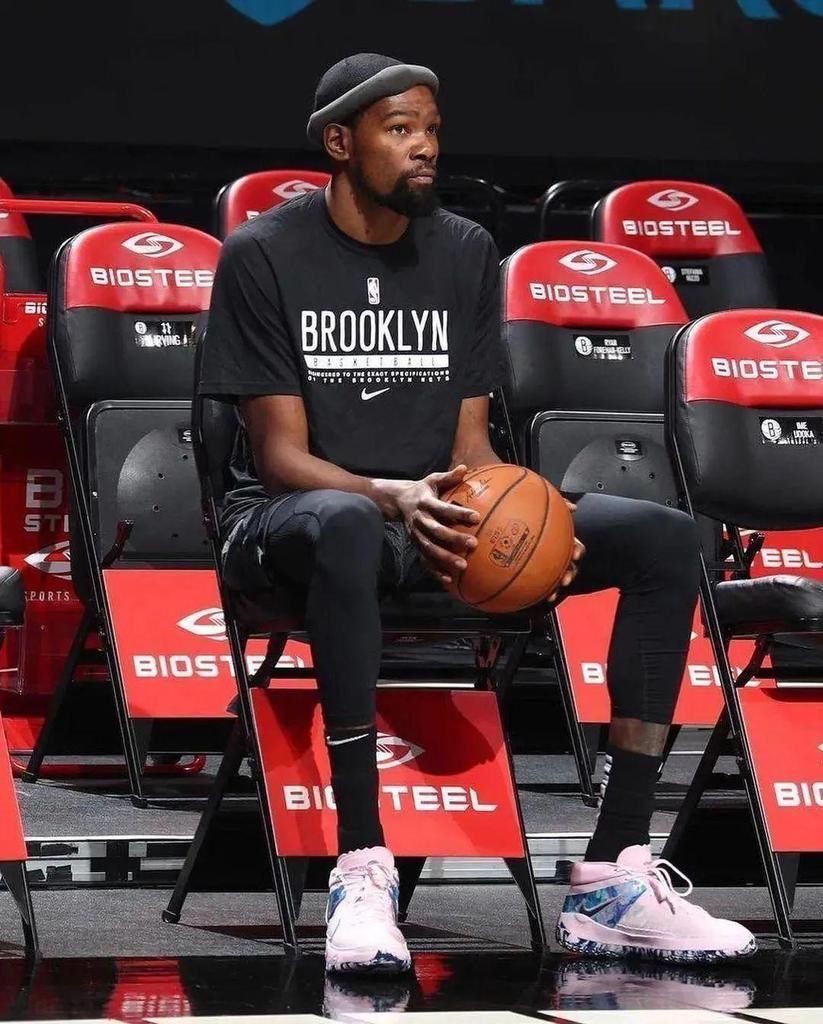 adizero 太骚了吧!这五双猛男色球鞋,你绝对喜欢…