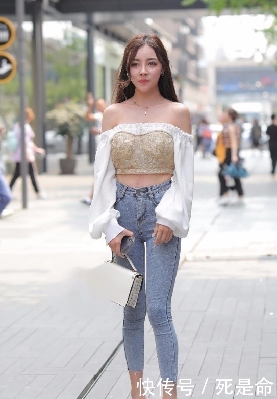 动人|长发姐姐真漂亮,身穿一字肩上衣+牛仔裤,微微一笑很动人