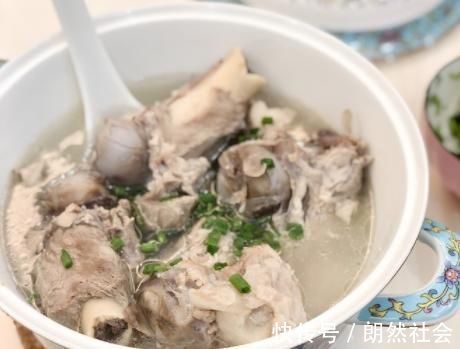 汤香浓奶|炖大骨汤时,牢记“1做2不放”,骨头汤香浓奶白味道香,无腥味