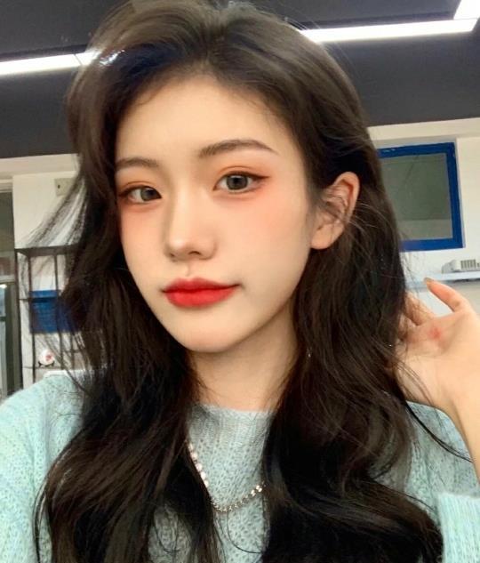 编发|时尚发型有哪些?锁骨发百搭有气质,发带是一个不错的选择