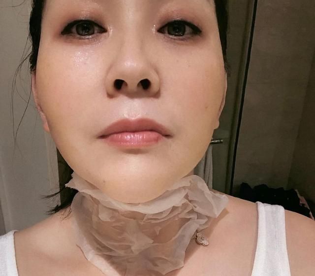 面膜 40岁女人想不显老，护肤时坚持这3个好习惯，肌肤细腻有光泽！