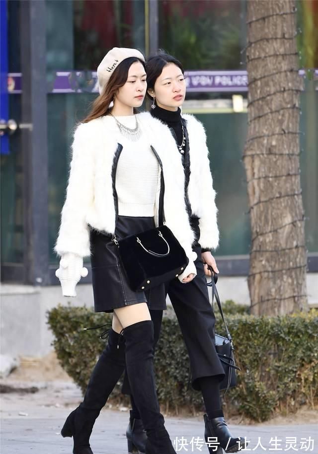 牛仔热裤 灰色针织衫打底,配上牛仔热裤,展现另类的时尚感