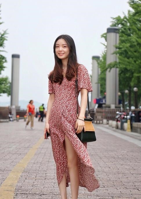 t恤 美女身穿T恤搭配白色长裙,时髦的减龄装,很有少女感