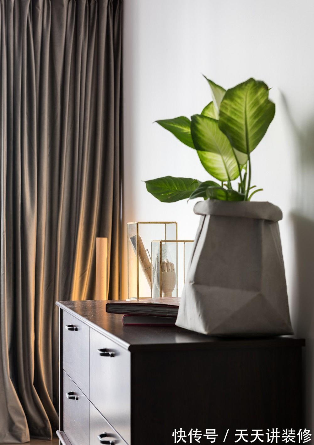 小星球|克莱因蓝加上亮丽黄,撞色的设计更为独特,满足我们对新家的设想