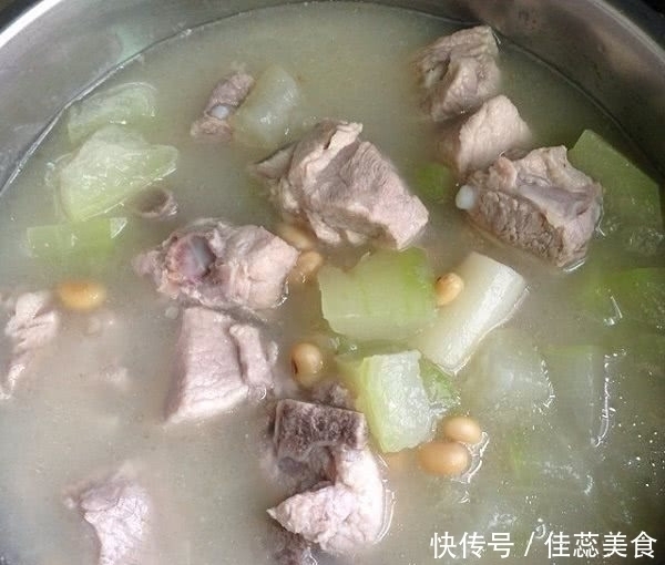 炖排骨汤时,“最忌”这3味料,平时炖汤不注意,难怪味道怪