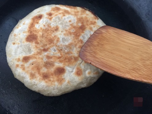 在家烙馅饼,总是没有外面买的皮柔软,其实技巧都在和面上