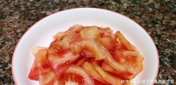 春末遇到此菜别手软,堪称植物“美白丸”,常吃晒黑的皮肤也白了