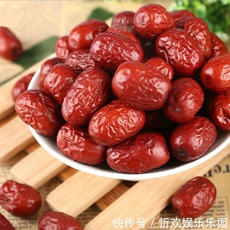 脸色发黄|脾虚是百病之源，当脸上出现3个表现，2招养好脾胃，促进健康